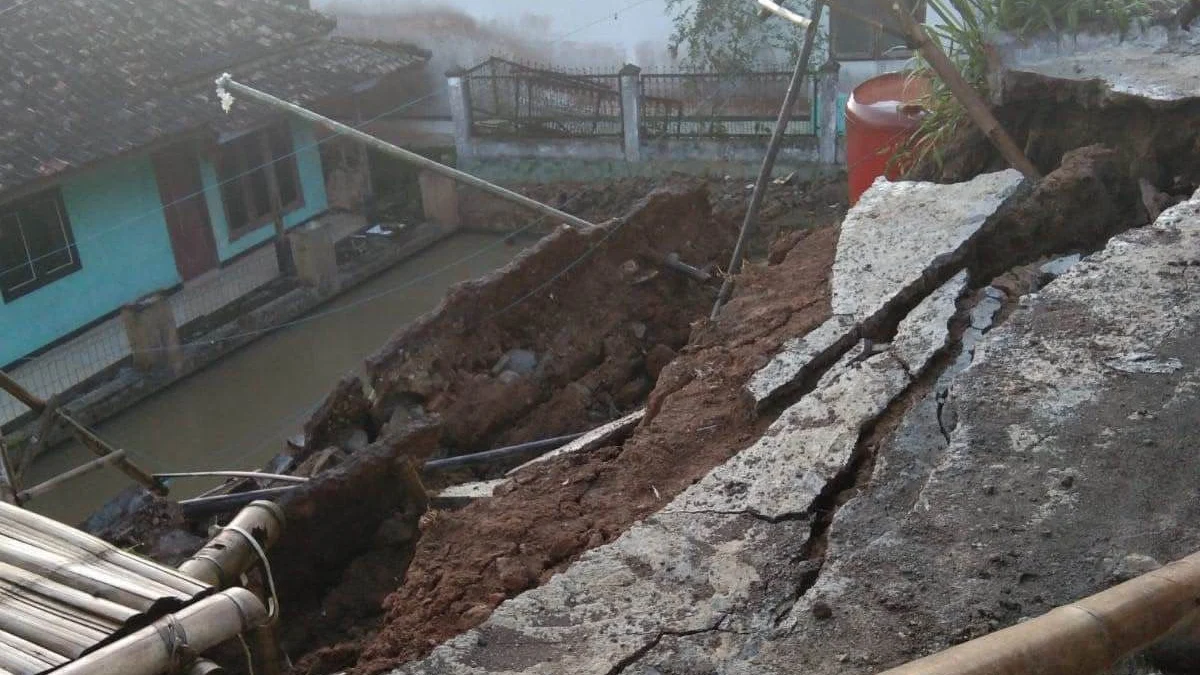 Tanah Longsor Hambat Arus Lalin Kendaraan