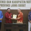 Wakili Bupati, Iyos Serahkan LKPD Un Audited TA 2022 BPK RI