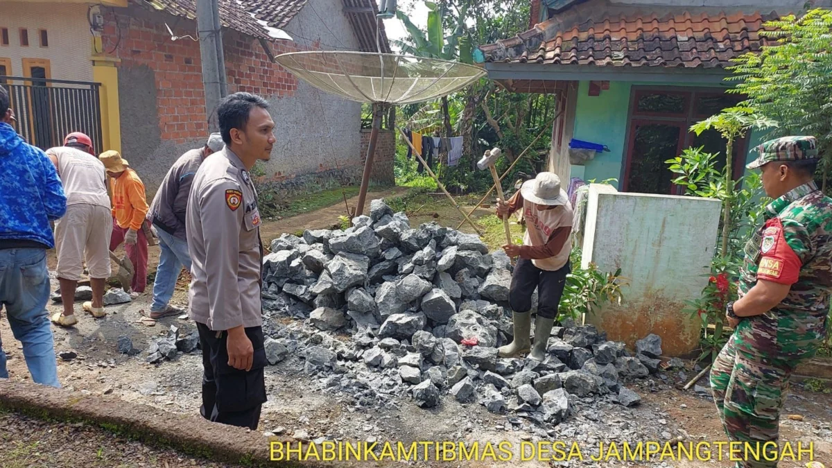 Bhabinkamtibmas Jampangtengah Perbaiki Jalan Bareng warga 