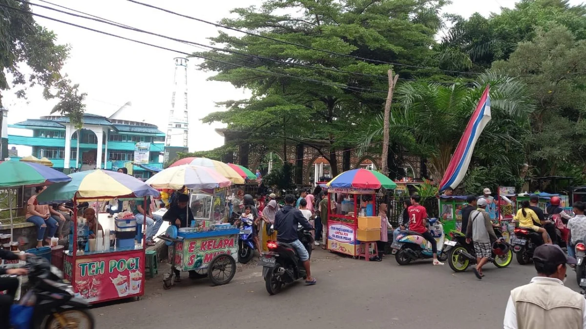 Masyarakat Penuhi Alun-alun Palabuhanratu untuk Berburu Takjil