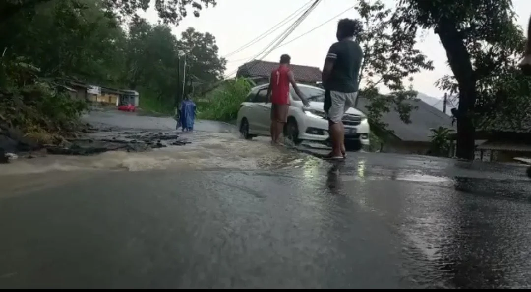 Baru Diperbaiki, Ruas Jalan Nasional di Kampung Cirawa Rusak