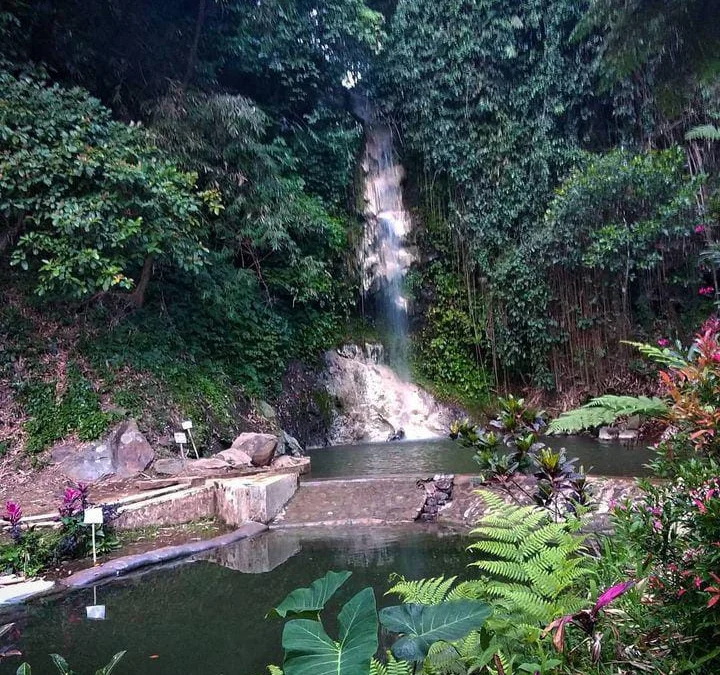 Menikmati Pesona Air Terjun Biru di Curug Koleangkak