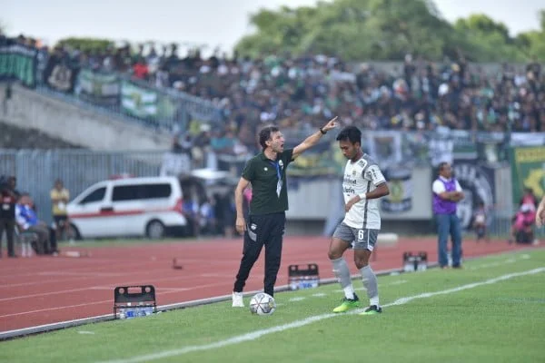 Luis Milla dan Robi Darwis di Laga Persib vs Persebaya.