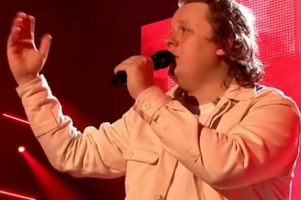 Mengenal Sindrom Tourette yang Diidap Lewis Capaldi yang sempat kambuh saat konser di Jerman. Instagram/@lewiscapaldi.