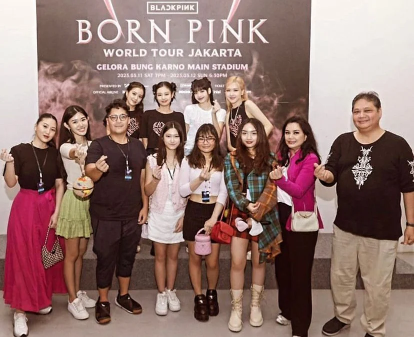 Menteri Koordinator Bidang Perekonomian Foto Bareng BLACKPINK Setelah Usai Konser