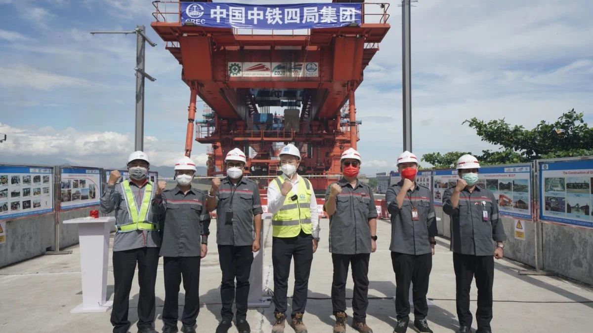 PT KCIC dan kontraktor KCJB merampungkan pemasangan girder box dari Casting Yard 4, untuk Kereta Cepat Jakarta-Bandung (KCJB).