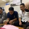 ( Sumber Gambar : Antara News Bharada Richard Eliezer (tengah) didampingi kuasa hukum dan jaksa penuntut umum menadatangani administrasi pelaksanaan eksekusi di Lapas Kelas IIA Salemba, Jakarta Pusat, Senin (27/2/2023). (ANTARA/HO-Pusat Penerangan Hukum Kejagung))