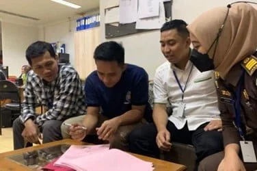 ( Sumber Gambar : Antara News Bharada Richard Eliezer (tengah) didampingi kuasa hukum dan jaksa penuntut umum menadatangani administrasi pelaksanaan eksekusi di Lapas Kelas IIA Salemba, Jakarta Pusat, Senin (27/2/2023). (ANTARA/HO-Pusat Penerangan Hukum Kejagung))