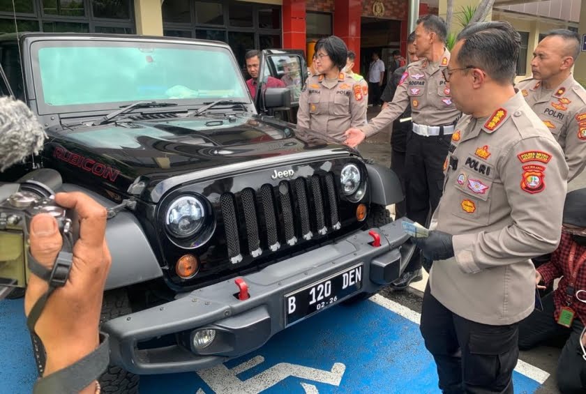 Polisi pastikan pelat nomor Rubicon Mario Dandy Satriyo saat melakukan penganiayaan terhadap Dandy palsu. PMJ News.