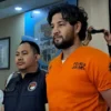 Potret Ammar Zoni mengenakan baju tahanan usai resmi ditangkap dan ditetapkan sebagai tersangka kasus penyalahgunaan narkoba jenis sabu. PMJ News.