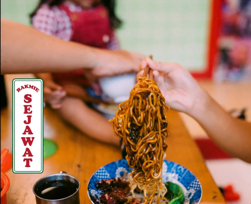 Pencinta bakmie wajib mencoba salah satu bakmie yang hits di Sukabumi yaitu bakmie sejawat. Bakmie ini memiliki ciri khas racikan ayam yang nikmat. Oleh karena itu pengunjung bakmie sejawat ini tak pernah sepi setiap harinya.