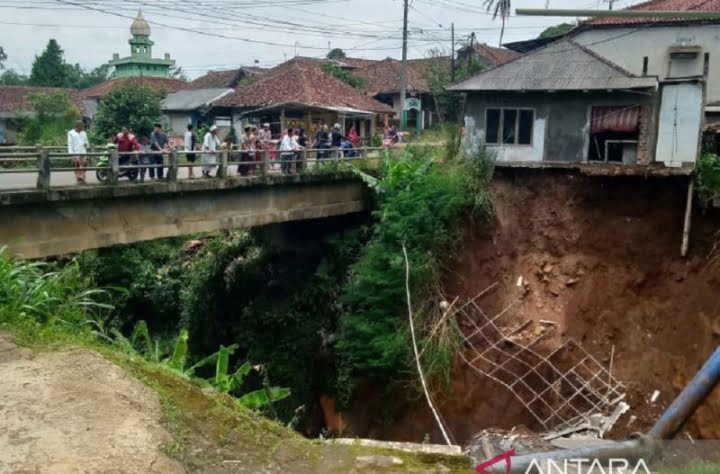 Tergerus Longsor, 8 Rumah Ambruk