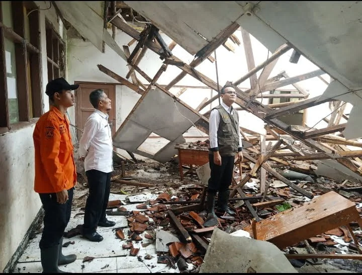 Bangunan SD Roboh, Terdampak Gempa Dangkal Bermagnitudo 4,0