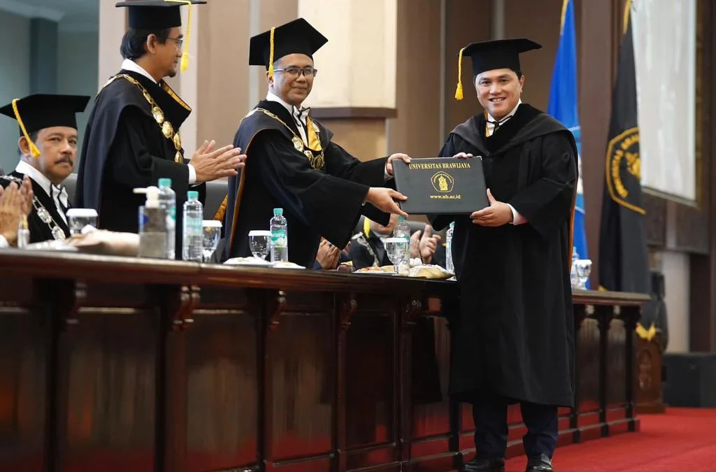 Erick Thohir Terima Gelar Doktor Honoris Causa Dari Universitas Brawijaya Erick Thohir terima gelar Doktor Honoris Causa dari Universitas Brawijaya