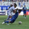 Gelandang Persib Bandung (baju bru) Arsan Makarim Terjatuh di Laga kontra Persik, Rabu (8/3). Sumber Foto: Situs Resmi Persib/Amandeep Rahimah