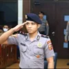 Cek fakta beredar rekaman video Bharada E naik pangkat dan mendapatkan hadiah dari Kapolri Listyo Sigit Prabowo. PMJ News.