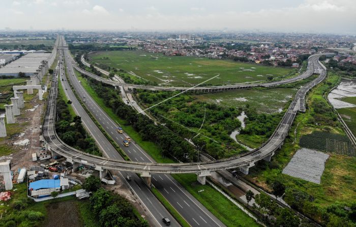 Pemerintah Provinsi Jawa Barat (Pemprov Jabar) tengah berupaya mebuka jalan-jalan baru yang secara langsung menghubungkan antara Jalan Gedebage Selatan, Jalan Sukarno-hatta, dan Jalan Tol Purbaleunyi, dengan Masjid Raya Al Jabbar.