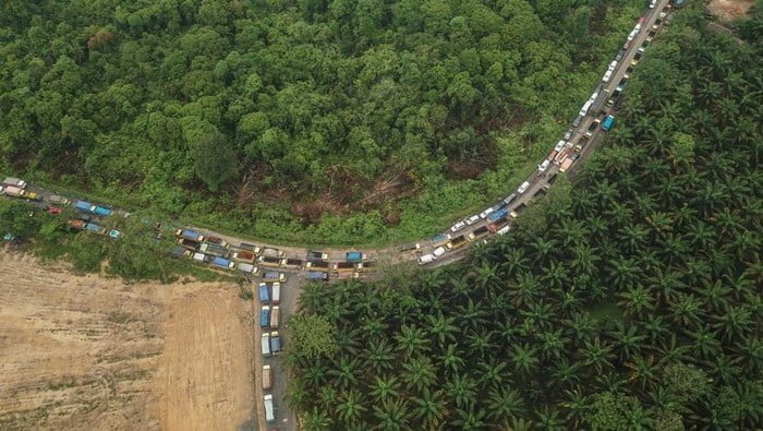 Volume kendaraan yang padat menyebabkan kemacetan parah di Jambi.