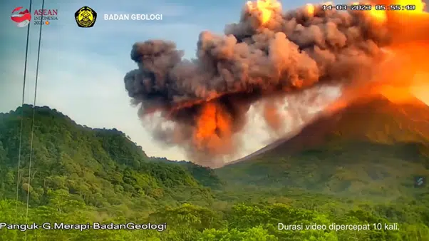 merapi erupsi lontarkan awan panas kemerahan