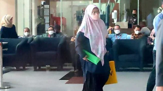 Outfit Istri Sekda SF Hariyanto Saat Panggilan KPK Jadi Sorotan, Warganet: Tiba-tiba Syar'i