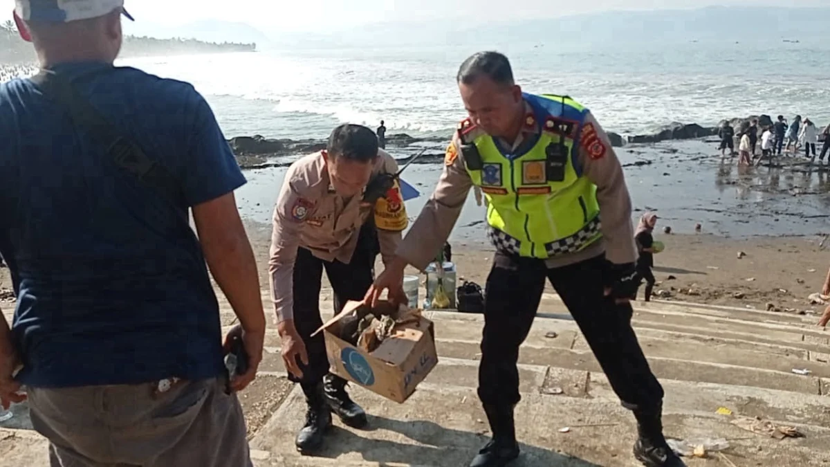 Petugas Gabungan Edukasi Masyarakat Bersih-bersih Pantai