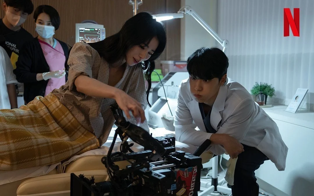 Dunia K-Drama dibuat heboh oleh postingan portal berita Korea yaitu Dispatch pagi ini. Pasalnya Dispatch membongkar kedua pemain drama The Glory yaitu Lee Dohyun dan Lim Jiyeon sedang menjalin sebuah hubungan asmara.