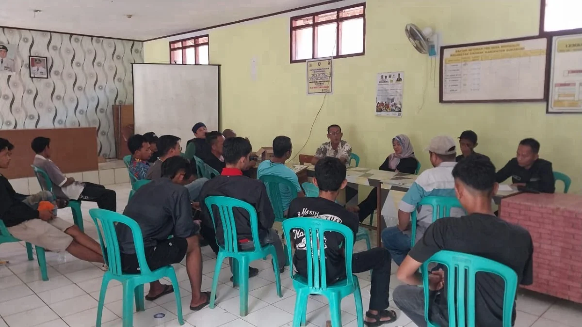 Ontrog Kantor Desa, Warga Ingin Jalan Rusak Diperbaiki