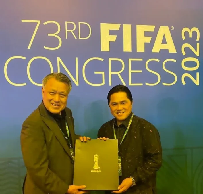 Akan Melakukan Lobi Pada FIFA, Erick Thohir Terbang Ke Eropa Malam Kemarin SUKABUMI EKSPRES- Ketua umum PSSI yaittu Erick Thohir mengabarkan pada senin 3 Maret 2023 melalui laman instagramnya ia bakal bertolak ke Eropa untuk melobi FIFA demi Indonesia agar tak dapat sanksi berat.