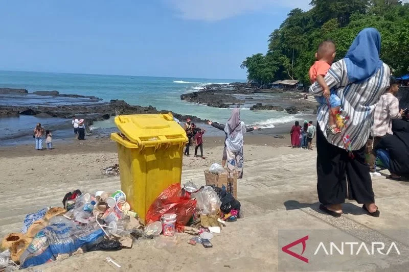 Pemilik Warung di Pantai Bersihkan Sampah Wisatawan