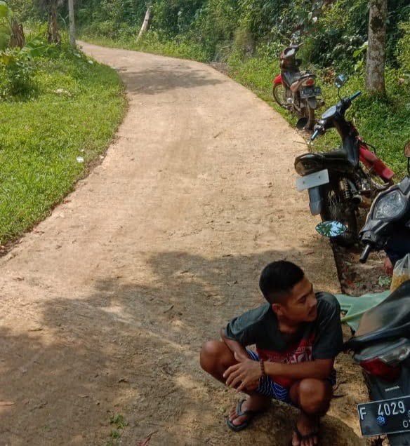 Pengendara Nekat Lintasi Jalur Berbahaya Ciambar-Nagrak