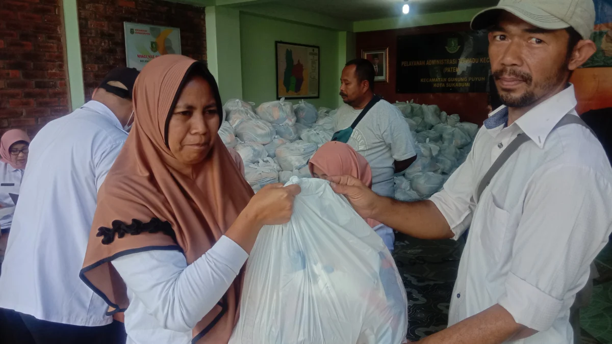 Warga Serbu Pasar Murah Sembako