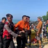 Terpeleset saat Berfoto Selfie, Wisatawan Nyaris Ditelan Ombak Pantai Karanghawu