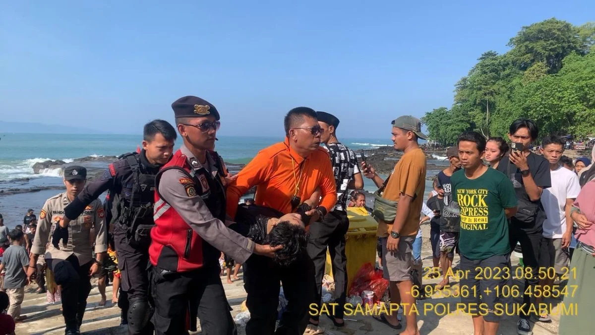 Terpeleset saat Berfoto Selfie, Wisatawan Nyaris Ditelan Ombak Pantai Karanghawu