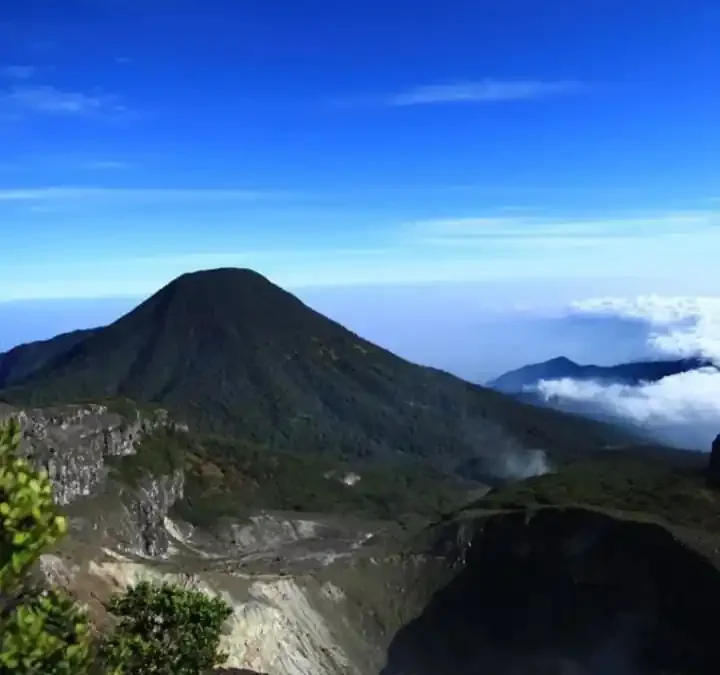 Menjelajahi Keindahan Wisata Alam Gunung Gede Pangrango