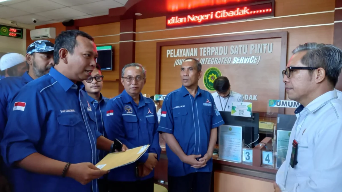 Partai Demokrat Sukabumi Datangi PN, Sampaikan SPH Atas Gugatan KSP Moeldoko Partai Demokrat Sukabumi Datangi PN, Sampaikan SPH Atas Gugatan KSP Moeldoko