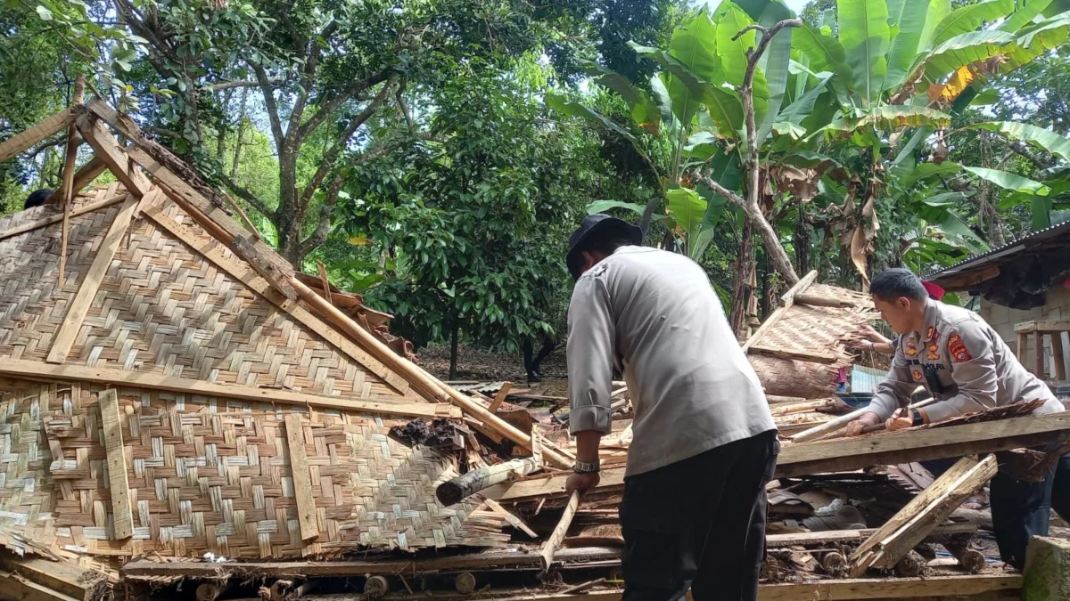 Kapolres Bedah Rumah Milik Mak Ocih 