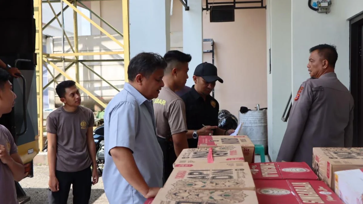 Polisi Gerebek Rumah Kontrakan, Dipakai Gudang Penyimpanan Ribuan Botol Miras