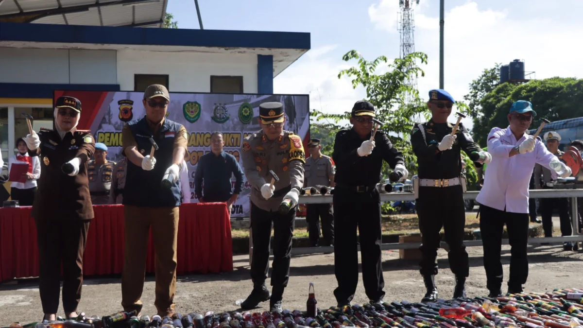 Peredaran Miras Masih Marak, Forkopimda Musnahkan Ribuan Botol 