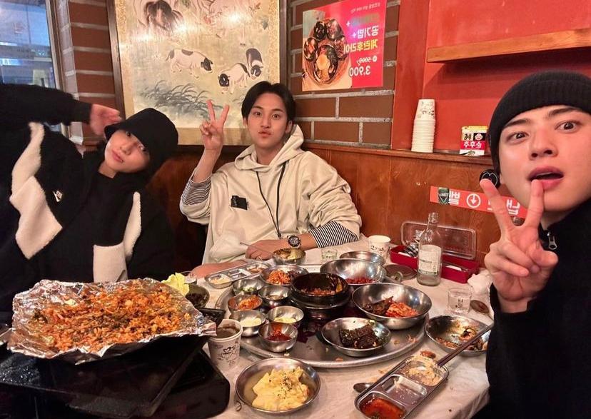 Jungkook BTS Nongkrong Bareng Geng 97 Line, Ada Siapa Aja