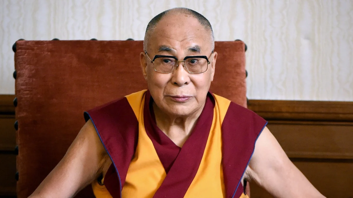 Dalai Lama ke-14, Tenzin Gyatso mendadak kontroversial karena menyuruh anak laki-laki untuk mencium bibi dan menghisap lidahnya. Aksi tersebut diketahui netizen dari video viral yang beredar di Twitter.