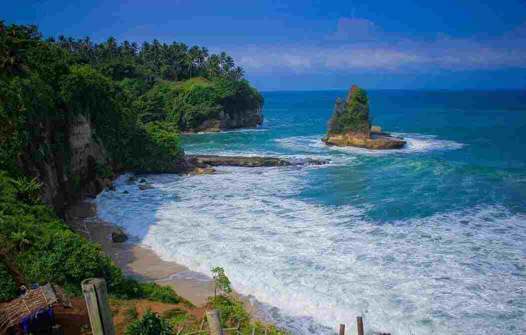 Liburan Seru di Pantai Karang Gantungan Sukabumi