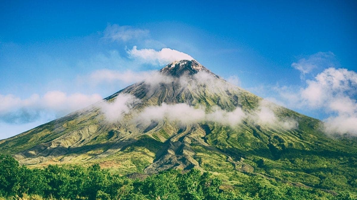 Mendaki Gunung Salak dan Menikmati Keindahan Kawah Ratu