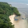 Hampir semua orang tidak tahu bahwa di Ujung Genteng memiliki pantai tersembunyi yang indah Bernama panyai tenda biru. Pantai ini terletak di ujungnya Ujung Genteng. Warga lokal biasanya menyebut tempat ini dengan nama Jojongor Ujung Genteng.