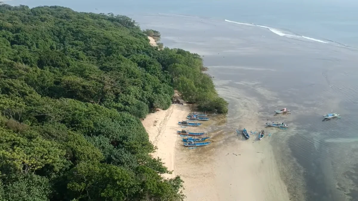 Hampir semua orang tidak tahu bahwa di Ujung Genteng memiliki pantai tersembunyi yang indah Bernama panyai tenda biru. Pantai ini terletak di ujungnya Ujung Genteng. Warga lokal biasanya menyebut tempat ini dengan nama Jojongor Ujung Genteng.