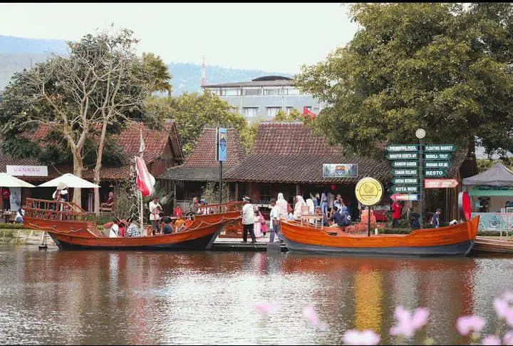 (Sumber Gambar : Instagram Floating_market/wisata alam dan kuliner Bandung)