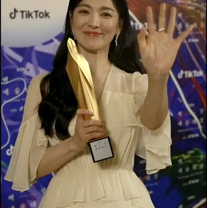 ( Sumber Gambar : Tangkapan Layar YouTube/Song Hye Kyo di Baeksang Art Reward 2023)