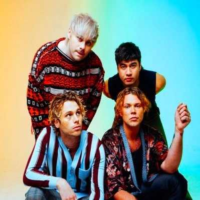 5SOS atau 5 Seconds Of Summer yang merupakan band asal Australia ini berhasil memikat perhatian publik salah satunya kaum wanita. Berawal dari hits nya ‘Amnesia’ membuat semua orang mendengarkan lagunya.