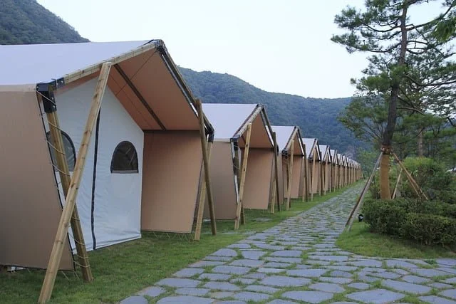 Libur Lebaran sudah semakin dekat, saat hari libur ini tentunya tidak afdol bila tidak menghabiskan waktu bersama keluarga tercinta. Rasanya akan seru bila anda menginap dengan konsep glamping, anda tidak perlu repot membangun tenda dan sebagainya anda hanya perlu membawa diri dan pakaian.