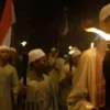 Pada malam menjelang Hari Raya Idul Fitri atau biasa disebut malam takbiran biasanya umat muslim terutama kaum adam selalu mengumandangkan takbir.