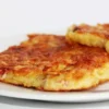 Gamjajeon atau Korean potato pancake merupakan makanan khas korea yang berbahan dasar kentang. Kentang memiliki manfaat kandungan gizi yang baik bagi tubuh. Gamjajeon ini memiliki tekstur yang garing diluar, dengan rasa yang gurih, bagian dalam yang soft ini sangat cocok di santap saat buka puasa ataupun untuk nyemil.